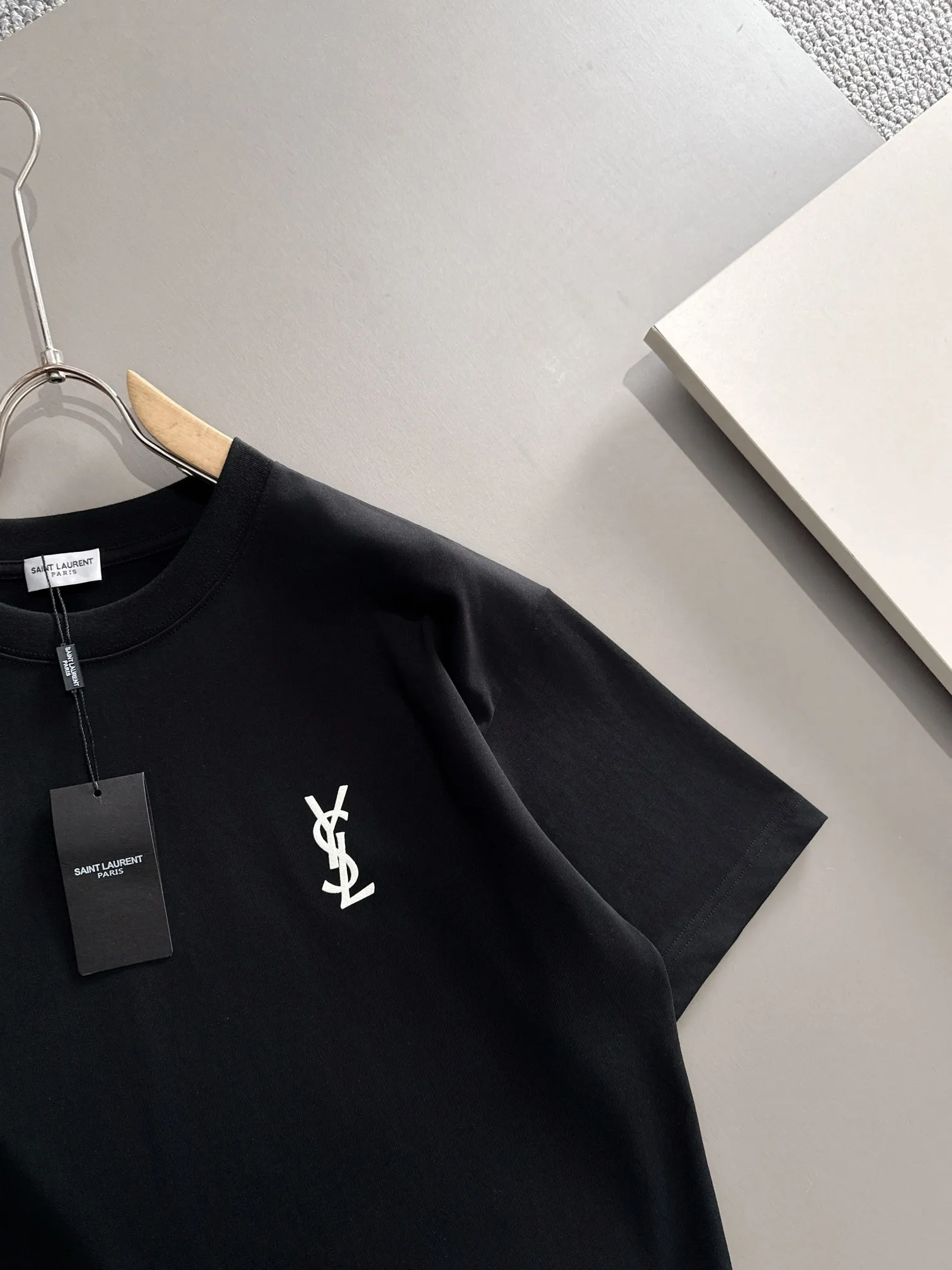 P180 Yves Saint Laurent Saint Laurent* 2꯭0꯭2꯭5 new spring and summer model ❤️ Original ⌚️ high version The fabric is made of 270 grams of high-density pure cotton. No deformation or shrinkage. Process introduction: double line movement, three-dimensional adhesive printing on the chest + three-dimensional adhesive printing on the back panel. Color: black SIZE: S-XXL
